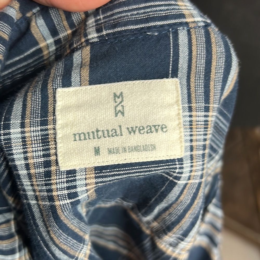 Mutual Weave button up top - Picture 5 of 7